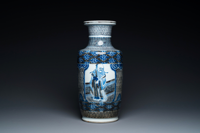 Een Chinese blauw-witte en koperrode rouleau 'Sanxing' vaas, Kangxi