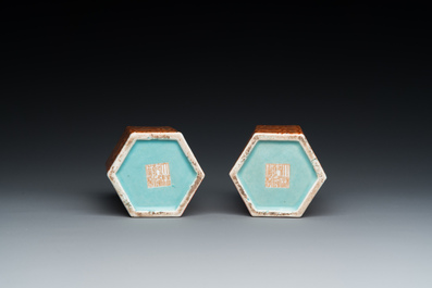 Paire de porte-pinceaux en porcelaine de Chine imitant poudingue, marque de Qianlong, 19&egrave;me