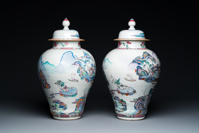 Paire de vases couverts en porcelaine de Chine famille rose &agrave; d&eacute;cor de paysages montagneux, Yongzheng
