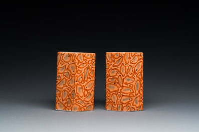 Paire de porte-pinceaux en porcelaine de Chine imitant poudingue, marque de Qianlong, 19&egrave;me