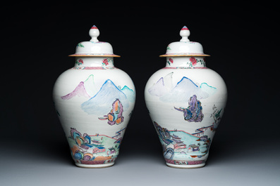 Paire de vases couverts en porcelaine de Chine famille rose &agrave; d&eacute;cor de paysages montagneux, Yongzheng