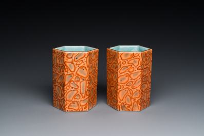 Paire de porte-pinceaux en porcelaine de Chine imitant poudingue, marque de Qianlong, 19&egrave;me