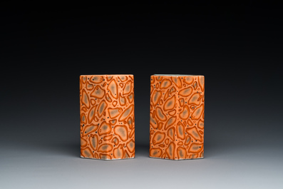 Paire de porte-pinceaux en porcelaine de Chine imitant poudingue, marque de Qianlong, 19&egrave;me