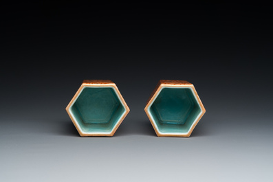 Paire de porte-pinceaux en porcelaine de Chine imitant poudingue, marque de Qianlong, 19&egrave;me
