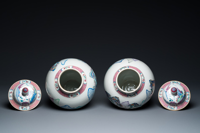 Paire de vases couverts en porcelaine de Chine famille rose &agrave; d&eacute;cor de paysages montagneux, Yongzheng