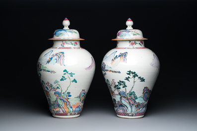 Paire de vases couverts en porcelaine de Chine famille rose &agrave; d&eacute;cor de paysages montagneux, Yongzheng