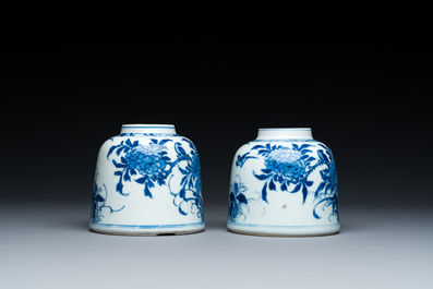 Paire de pots &agrave; eau en forme de cloche en porcelaine de Chine en bleu et blanc, Kangxi