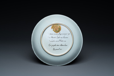 Assiette en porcelaine de Chine coquille d'oeuf &agrave; d&eacute;cor de 'Diane et Act&eacute;on' surd&eacute;cor&eacute;e aux Pays-Bas avec un texte au dos, Yongzheng