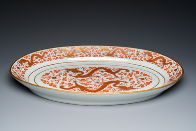Tr&egrave;s grand plat imp&eacute;rial de forme ovale en porcelaine de Chine &agrave; d&eacute;cor de dragons en rouge de fer et dor&eacute;, marque Ji Xiang Ru Yi 吉祥如意, Guangxu