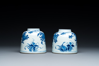 Paire de pots &agrave; eau en forme de cloche en porcelaine de Chine en bleu et blanc, Kangxi