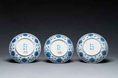 Drie Chinese blauw-witte borden met lotusslingers, Guangxu merk en periode