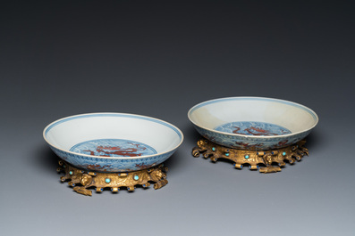 Een paar Chinese schotels met ijzerrood drakendecor op blauw-witte golven, Qianlong merk en periode