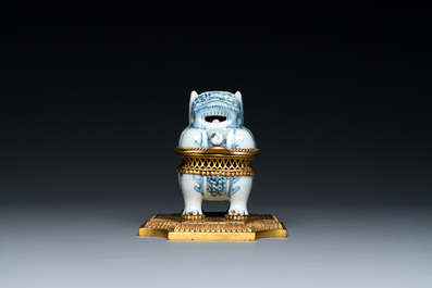 Br&ucirc;le-parfum en porcelaine de Chine en bleu et blanc en forme de Luduan aux montures en bronze dor&eacute;, Wanli