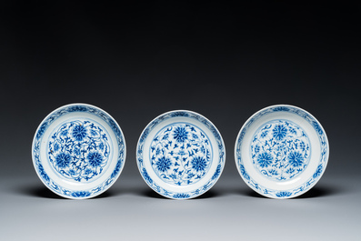 Drie Chinese blauw-witte borden met lotusslingers, Guangxu merk en periode