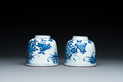 Paire de pots &agrave; eau en forme de cloche en porcelaine de Chine en bleu et blanc, Kangxi