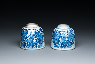 Paire de pots &agrave; eau en forme de cloche en porcelaine de Chine en bleu et blanc, Kangxi