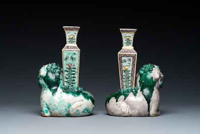 Paire de vases en biscuit &eacute;maill&eacute; verte reposant sur des lions bouddhistes, Chine, Kangxi