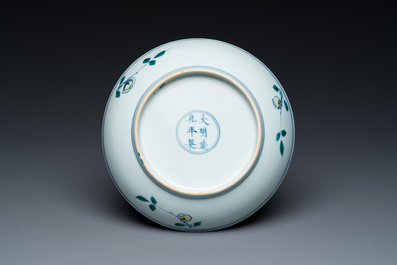 Een Chinees doucai 'sanduo' bord, Chenghua mark, Kangxi