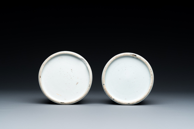 Paire de pots &agrave; eau en forme de cloche en porcelaine de Chine en bleu et blanc, Kangxi