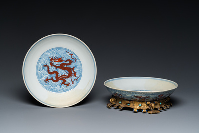 Een paar Chinese schotels met ijzerrood drakendecor op blauw-witte golven, Qianlong merk en periode