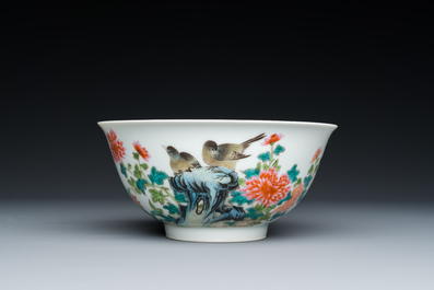 Bol en porcelaine de Chine famille rose &agrave; d&eacute;cor de pies entour&eacute;es de pivoines, marque de Yongzheng, R&eacute;publique