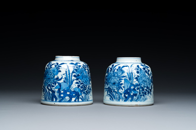 Paire de pots &agrave; eau en forme de cloche en porcelaine de Chine en bleu et blanc, Kangxi
