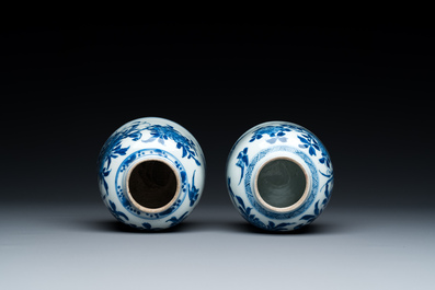 Paire de pots &agrave; eau en forme de cloche en porcelaine de Chine en bleu et blanc, Kangxi