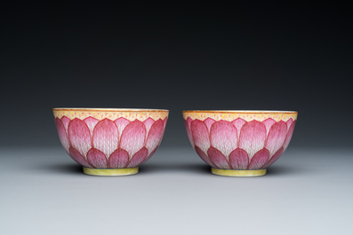 Paire de bols 'lotus' en porcelaine de Chine famille rose, marque et &eacute;poque de Guangxu