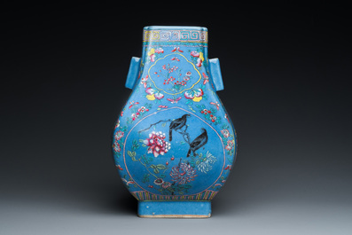 Vase de forme 'fanghu' en porcelaine de Chine famille rose sur fond bleu, marque et &eacute;poque de Guangxu