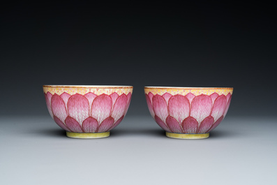 Paire de bols 'lotus' en porcelaine de Chine famille rose, marque et &eacute;poque de Guangxu