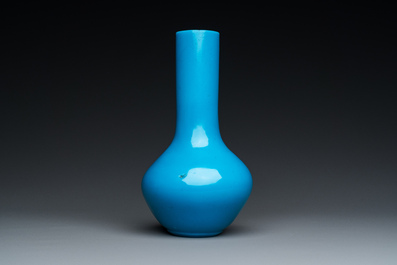 Vase de forme bouteille en verre de P&eacute;kin bleu turquoise, Chine, marque et &eacute;poque de Qianlong