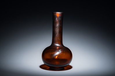 Rare vase de forme bouteille en verre de P&eacute;kin de couleur ambre translucide, Chine, marque et &eacute;poque de Qianlong