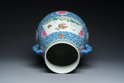 Grand vase de forme 'hu' en porcelaine de Chine doucai-rose &agrave; d&eacute;cor de papillons et d'oiseaux, marque et &eacute;poque de Qianlong