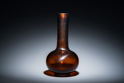 Rare vase de forme bouteille en verre de P&eacute;kin de couleur ambre translucide, Chine, marque et &eacute;poque de Qianlong