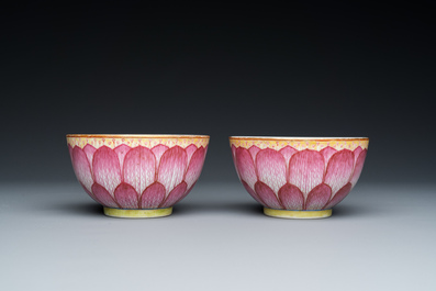 Paire de bols 'lotus' en porcelaine de Chine famille rose, marque et &eacute;poque de Guangxu