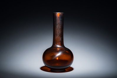 Rare vase de forme bouteille en verre de P&eacute;kin de couleur ambre translucide, Chine, marque et &eacute;poque de Qianlong