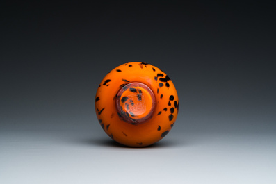 Vase de forme bouteille en verre de P&eacute;kin de couleur ambre tachet&eacute;, Chine, marque et &eacute;poque de Xianfeng