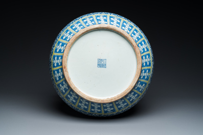 Grand vase de forme 'hu' en porcelaine de Chine doucai-rose &agrave; d&eacute;cor de papillons et d'oiseaux, marque et &eacute;poque de Qianlong