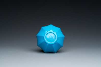 Vase de forme bouteille &agrave; facettes en verre de P&eacute;kin en bleu turquoise, Chine, marque et &eacute;poque de Qianlong