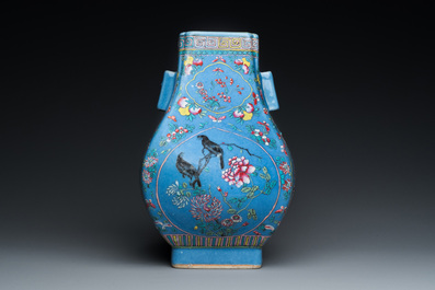 Vase de forme 'fanghu' en porcelaine de Chine famille rose sur fond bleu, marque et &eacute;poque de Guangxu