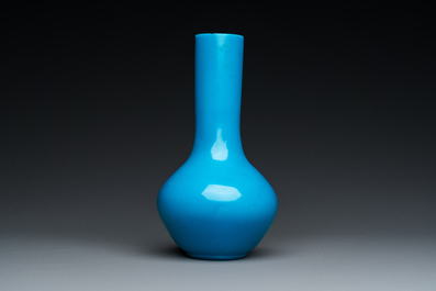 Vase de forme bouteille en verre de P&eacute;kin bleu turquoise, Chine, marque et &eacute;poque de Qianlong