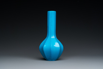 Vase de forme bouteille &agrave; facettes en verre de P&eacute;kin en bleu turquoise, Chine, marque et &eacute;poque de Qianlong