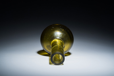 Rare vase de forme bouteille en verre de P&eacute;kin de couleur vert translucide, Chine, marque et &eacute;poque de Qianlong