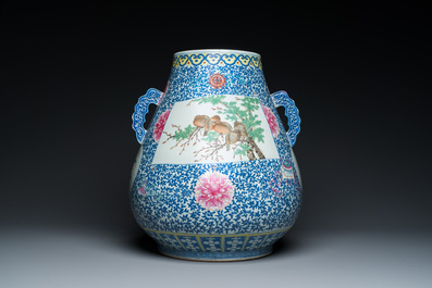 Grand vase de forme 'hu' en porcelaine de Chine doucai-rose &agrave; d&eacute;cor de papillons et d'oiseaux, marque et &eacute;poque de Qianlong