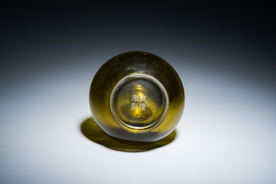 Rare vase de forme bouteille en verre de P&eacute;kin de couleur vert translucide, Chine, marque et &eacute;poque de Qianlong