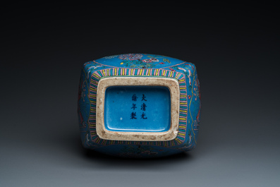 Vase de forme 'fanghu' en porcelaine de Chine famille rose sur fond bleu, marque et &eacute;poque de Guangxu