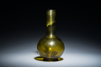 Rare vase de forme bouteille en verre de P&eacute;kin de couleur vert translucide, Chine, marque et &eacute;poque de Qianlong