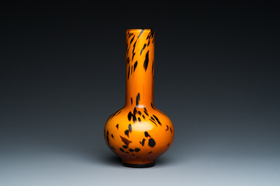 Vase de forme bouteille en verre de P&eacute;kin de couleur ambre tachet&eacute;, Chine, marque et &eacute;poque de Xianfeng