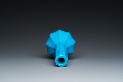 Vase de forme bouteille &agrave; facettes en verre de P&eacute;kin en bleu turquoise, Chine, marque et &eacute;poque de Qianlong