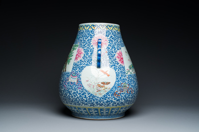 Grand vase de forme 'hu' en porcelaine de Chine doucai-rose &agrave; d&eacute;cor de papillons et d'oiseaux, marque et &eacute;poque de Qianlong